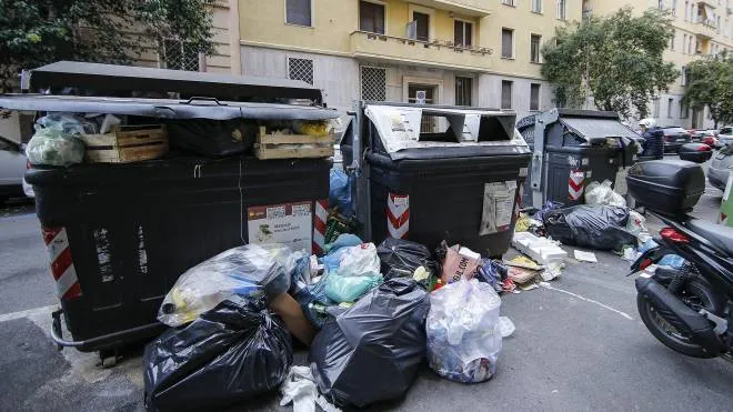 Rifiuti per strada in via Augusto Riboty nel quartiere Prati, Roma  24 Ottobre 2019. ANSA / FABIO FRUSTACI