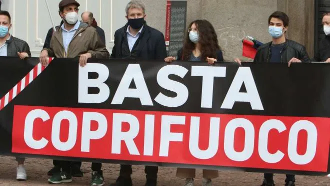 MILANO 30042021 BASTA COPRIFUOCO PROTESTA  FRATELLI DI ITALIA IN PIAZZA  SCALA, ANSA / PAOLO SALMOIRAGO