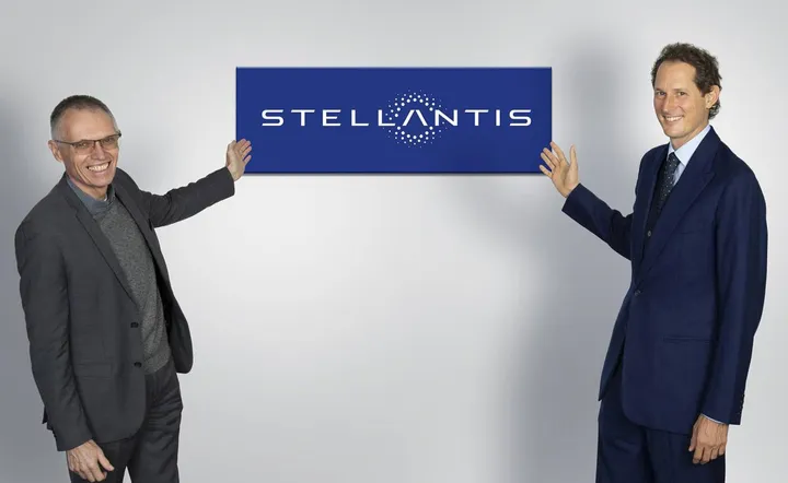 I vertici Stellantis: il ceo Carlos Tavares, 62 anni, e il presidente John Elkann, 45 anni