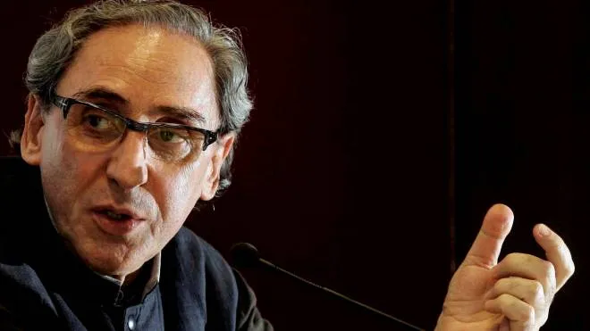 epa09207957 (FILE) - Italian musician Franco Battiato speaks during a press conference in Burgos, Castilla y Leon, Spain, 12 May 2008 (reissued 18 May 2021). According to various media quoting his family, Battiato has passed away at his residence in Milo earlier in the day, aged 76.  EPA/SANTI OTERO