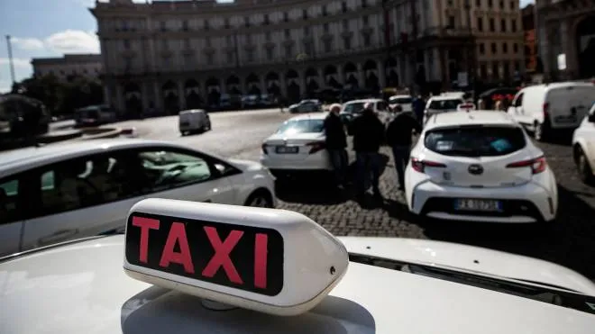 Taxi in piazza della Repubblica durante lo sciopero, Roma, 26 marzo 2021. ANSA/ANGELO CARCONI