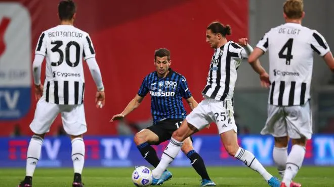 Juventus's Adrien Rabiotcompetes for the ball with Atalanta's Remo Freuler of Atalanta during the Italian TIMVISION CUP FINAL match between Atalanta BC and Juventus at Mapei Stadium - Citta' del Tricolore in Reggio nell'Emilia, Italy, 19 May 2021.
ANSA/PAOLO MAGNI