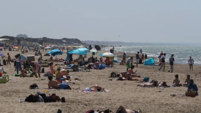 Bagnanti in spiaggia sul Lido di Castel Porziano e Ostia, 09 maggio 2021. 
 ANSA/EMANUELE VALERI