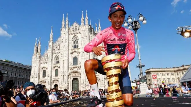 Team Ineos rider Colombia's Egan Bernal celebrates with the race's Trofeo Senza Fine (Endless Trophy) on the podium after winning the Giro d'Italia 2021 cycling race following the 21st and last stage on May 30, 2021 in Milan. (Photo by Luca Bettini / AFP)