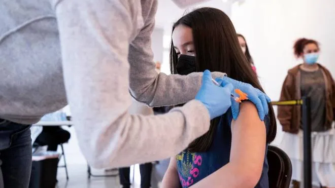 epa09198572 A 15-year-old girl receives a dose of COVID-19 vaccine during a vaccination drive organized by the Annenberg Foundation and Mickey Fine Pharmacy for teenagers aged between 12 and 15 at the Annenberg Foundation in Los Angeles, California, USA, 13 may 2021. The Pfizer vaccine was cleared on 13 May to be inoculated in people of 12 years of age and older.  EPA/ETIENNE LAURENT
