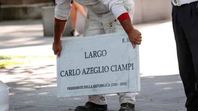 La targa di largo Carlo Azeglio Ciampi, con il nome corretto, viene collocata al suo posto, Roma, 01 giugno 2021.   ANSA/GIUSEPPE LAMI