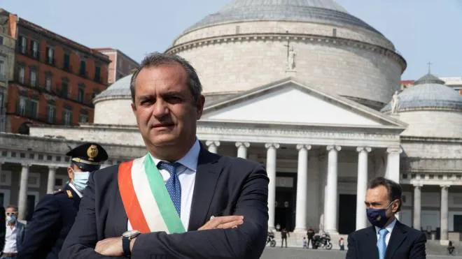 2 Giugno: Luigi de Magistris alla cerimonia dell�alzabandiera in Piazza Plebiscito a Napoli. Napoli 2 Giugno 2021  ANSA/CESARE ABBATE/
