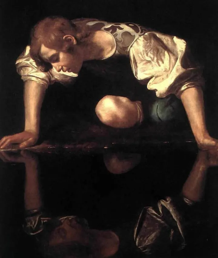 Il “Narciso” di Caravaggio (. 1597-1599). Sotto, un selfie di Cindy Sherman