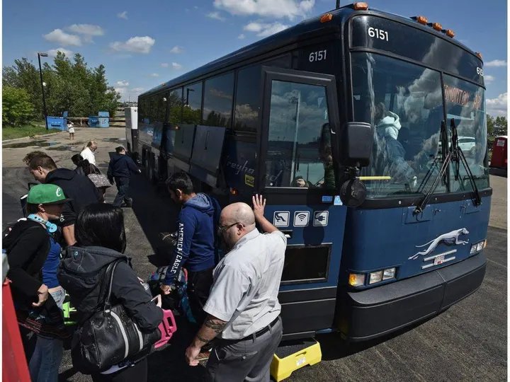 Passeggeri della compagnia bus americana Greyhound a Edmonton, in Canada