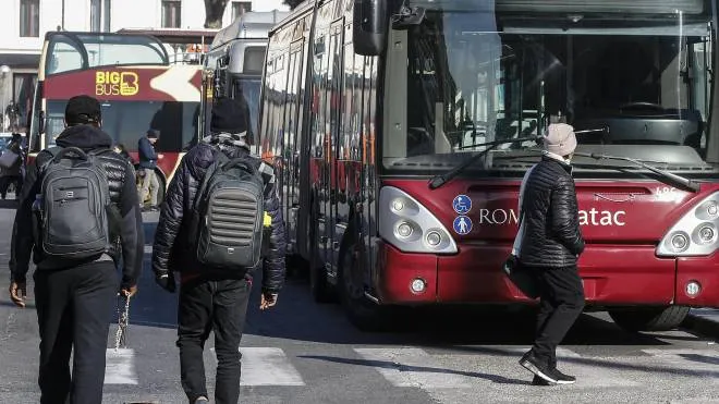 Alcune delle fermate degli autobus Atac alla stazione Termini dove non sono presenti le paline elettroniche, Roma 17 gennaio 2020. ANSA/FABIO FRUSTACI