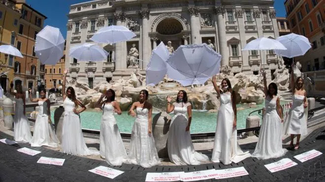 il flashmob di protesta delle spose per il rinvio forzato dei loro matrimoni a fontana di trevi a roma, 7 luglio 2020. ansa/claudio peri
Agenzia: ansa
Fonte: ansa