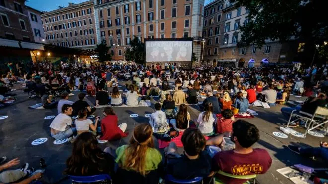 La prima serata de ��Il cinema in piazza��  organizzato dai ragazzi del Piccolo America a Trastevere, Roma 4 giugno 2021. ANSA/FABIO FRUSTACI