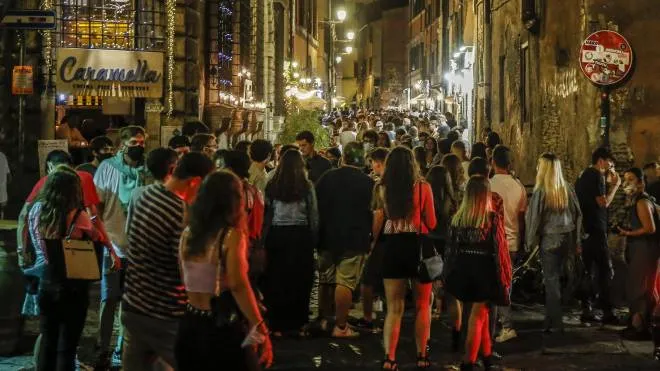 Vita notturna tra vicolo dei Cinque e piazza Trilussa a Trastevere, Roma 05 settembre 2020. ANSA/FABIO FRUSTACI