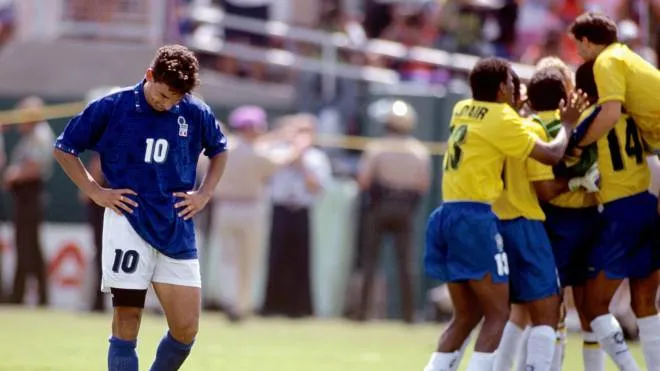 Roberto Baggio, oggi 54 anni, dopo aver sbagliato il rigore decisivo col Brasile nella finale dei Mondiali Usa ’94