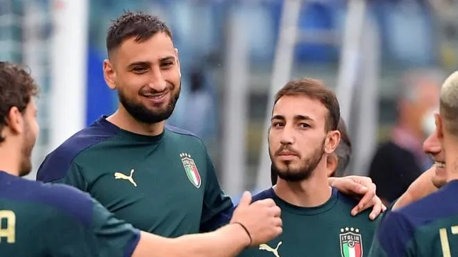 epa09260545 Italy national soccer team players Gianluigi Donnarumma (C-L) and Gaetano Castrovilli (C-R) react during a training session at the Olimpico Stadium in Rome, Italy, 10 June 2021. Italy will face Turkey in their UEFA EURO 2020 group A preliminary round soccer match on 11 June 2021.  EPA/ETTORE FERRARI (RESTRICTIONS: For editorial news reporting purposes only. Images must appear as still images and must not emulate match action video footage. Photographs published in online publications shall have an interval of at least 20 seconds between the posting.)