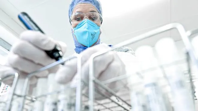 epa08338632 A molecular geneticist in protective clothing prepares a test for SARS-CoV-2 coronavirus which causes the COVID-19 disease in a hospital lab in the Rhineland Region, Germany, 01 April 2020 (issued 02 April 2020). Countries around the world are taking increased measures to stem the widespread of the SARS-CoV-2 coronavirus which causes the COVID-19 disease.  EPA/SASCHA STEINBACH ATTENTION: This Image is part of a PHOTO SET
