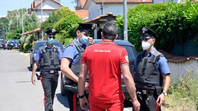 Carabinieri e personale sanitario sul luogo della sparatoria avvenuta oggi nel consorzio Colle Romito, che ha provocato la morte di due bambini e un anziano, Ardea, 13 giugno 2021. 
ANSA/CLAUDIO PERI