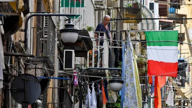 I primi  tricolori sui balconi di Napoli dove , per sostenere la squadra azzurra impegnata nel campionato europeo,  sui fili utilizzati per stendere il bucato si lascia spazio alle  bandiere italiane, 16  giugno  2021
ANSA / CIRO FUSCO