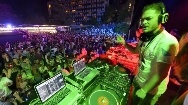 epa05416444 A DJ performs on stage as festival goers dance in the 'Silent Disco' at the 'Music, in the Park' stage, during the 50th Montreux Jazz Festival, in Montreux, Switzerland, 09 July 2016. The music festival runs from 01 to 16 July.  EPA/ANTHONY ANEX   EDITORIAL USE ONLY