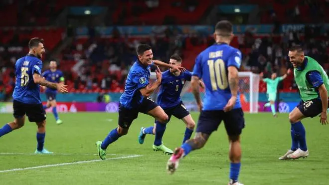 epa09304448 Matteo Pessina (C-L) of Italy celebrates with teammates after scoring the 2-0 lead during the UEFA EURO 2020 round of 16 soccer match between Italy and Austria in London, Britain, 26 June 2021.  EPA/Carl Recine / POOL (RESTRICTIONS: For editorial news reporting purposes only. Images must appear as still images and must not emulate match action video footage. Photographs published in online publications shall have an interval of at least 20 seconds between the posting.)