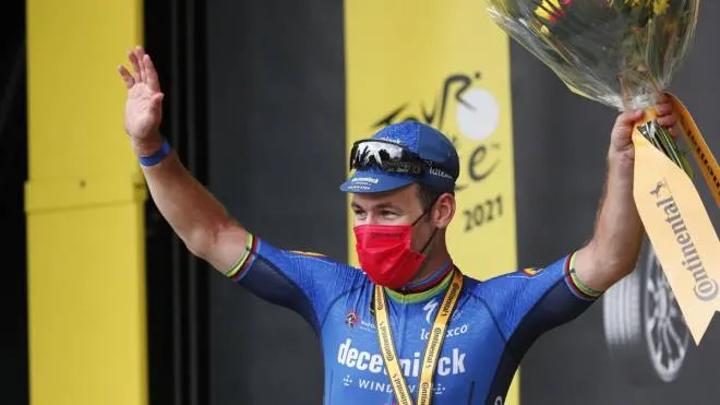 epa09311050 British rider Mark Cavendish of the Deceuninck Quick-Step team celebrates on the podium after winning the 4th stage of the Tour de France 2021 over 150.4 km from Redon to Fougeres, France, 29 June 2021.  EPA/Guillaume Horcajuelo / POOL
