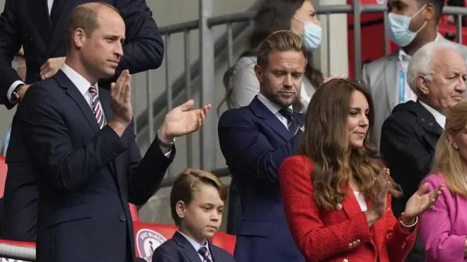 epa09311178 Britain's Prince William (L), his wife Catherine (R), Duchess of Cambridge and their son Prince George (C) before the UEFA EURO 2020 round of 16 soccer match between England and Germany in London, Britain, 29 June 2021.  EPA/Frank Augstein / POOL (RESTRICTIONS: For editorial news reporting purposes only. Images must appear as still images and must not emulate match action video footage. Photographs published in online publications shall have an interval of at least 20 seconds between the posting.)