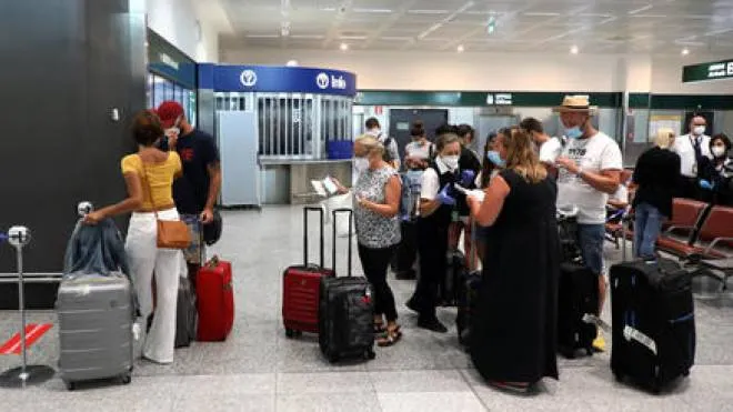 Health workers collect swabs and conduct tests on passengers for coronavirus disease (COVID-19) positivity at the Malpensa airport in Milan, Italy, 20 August 2020. 
ANSA / MATTEO BAZZI
