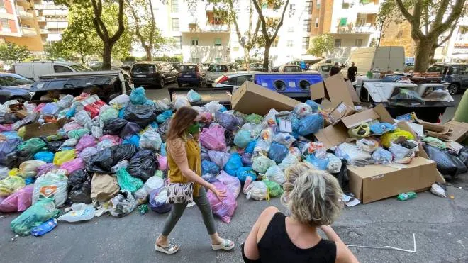 Emergenza rifiuti e cassonetti in via Marco Fulvio Nobiliore a Roma, 1 luglio 2021. ANSA/CLAUDIO PERI