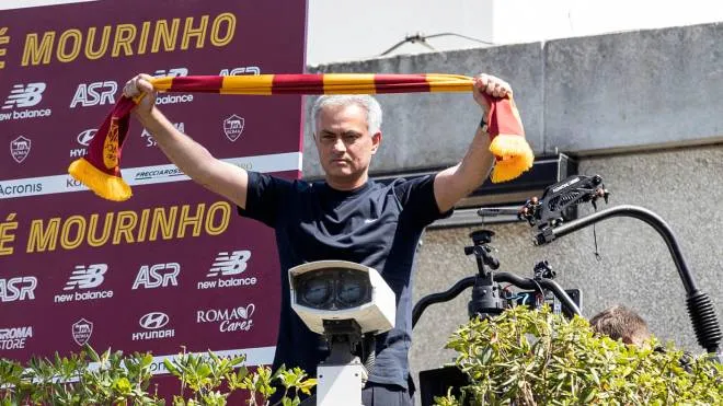 Jose' Mourinho con una sciarpa giallorossa al suo arrivo a Roma, 2 luglio 2021. ANSA/ MASSIMO PERCOSSI