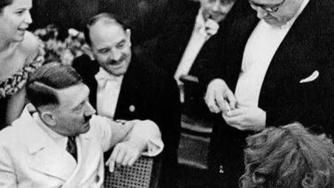 Helmut Schreiber (1903-1963) si eibisce come illusionista sotto gli occhi di Hitler