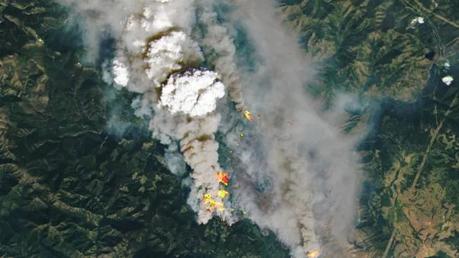 epa09316834 A handout satellite image made available by the National Aeronautics and Space Administration (NASA) shows a detailed view of the McKay Creek fire, some 23km north of the community of Lillooet, British Columbia (BC), Canada, 30 June 2021 (issued 02 July 2021). This natural-color satellite image was overlaid at source with shortwave-infrared light to highlight the active fire. More than 40 wildfires were burning across the Canadian province by the end of June 2021, according to data released by the BC Wildfire Service. A heatwave has hit Canada and north-west USA sending temperatures to dangerous highs.  EPA/NASA HANDOUT  HANDOUT EDITORIAL USE ONLY/NO SALES