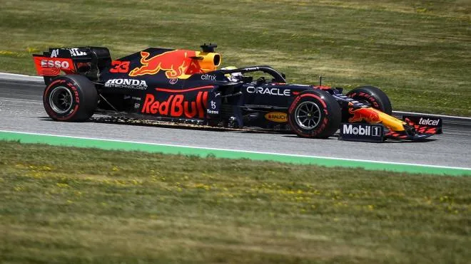 epa09319802 Dutch Formula One driver Max Verstappen of Red Bull Racing in action during the third practice session of the Formula One Grand Prix of Austria at the Red Bull Ring in Spielberg, Austria, 03 July 2021.  EPA/CHRISTIAN BRUNA