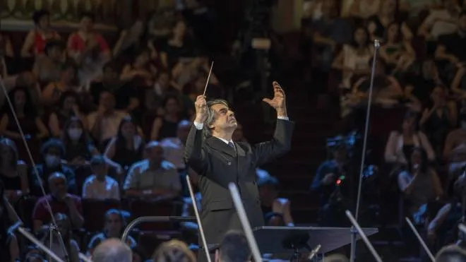 Il Maestro Riccardo Muti dirige il concerto “Le vie dell’amicizia” al Teatro dell’Opera di Erevan (foto Marco Borrelli)