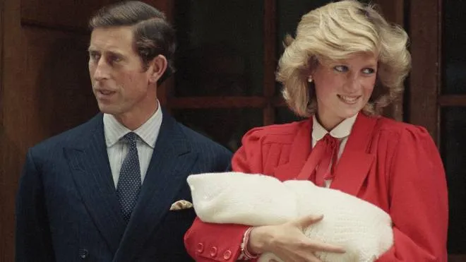 Carlo, principe del Galles, e Diana Spencer con e l’erede al trono, William (1981)