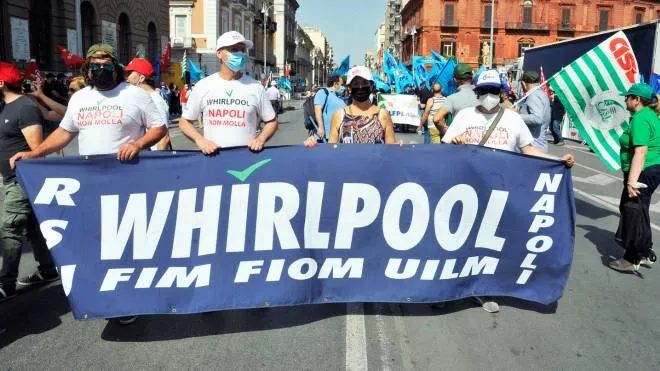 Lavoratori Whirlpool in attesa di risposte