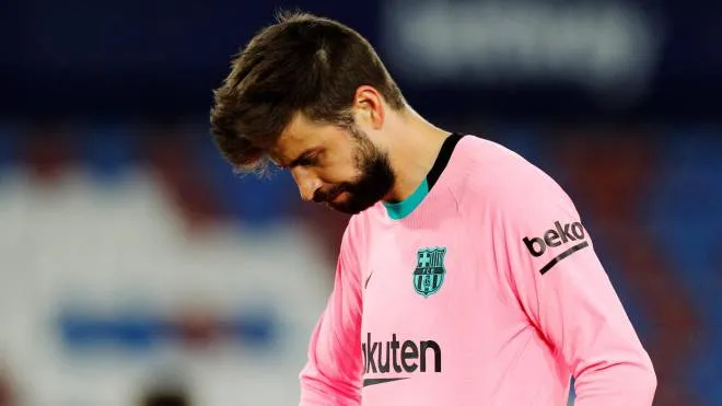 epa09192562 FC Barceona's defender Gerard Pique reacts at the end of the Spanish LaLiga soccer match between Levante UD and FC Barcelona at Ciutat de Valencia stadium in Valencia, eastern Spain, 11 May 2021.  EPA/BIEL ALINO
