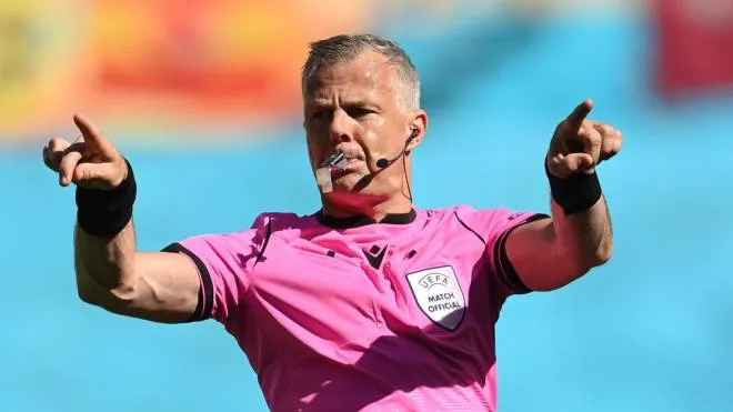 epa09295848 Dutch referee Bjorn Kuipers reacts during the UEFA EURO 2020 group E preliminary round soccer match between Slovakia and Spain in Seville, Spain, 23 June 2021.  EPA/David Ramos / POOL (RESTRICTIONS: For editorial news reporting purposes only. Images must appear as still images and must not emulate match action video footage. Photographs published in online publications shall have an interval of at least 20 seconds between the posting.)