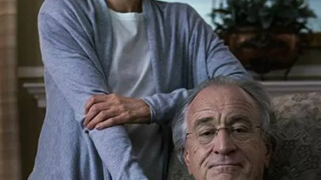 Michelle Pfeiffer e Robert. De Niro in ‘The wizard’, film tv del 2017 ispirato alla storia del broker e criminale Bernie Madoff