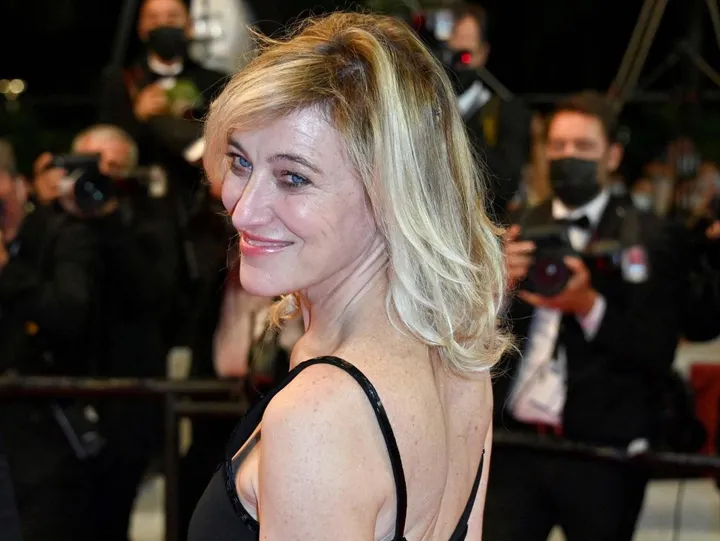 Valeria Bruni Tedeschi a Cannes: nelle foto piccole lei e Louis Garrel a un vecchio Festival, e Garrel con la Casta adesso