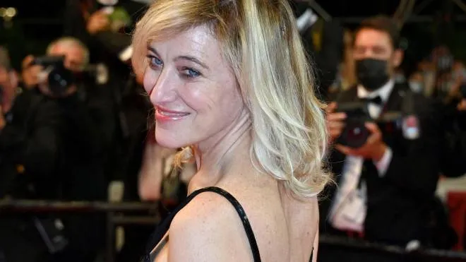 Valeria Bruni Tedeschi a Cannes: nelle foto piccole lei e Louis Garrel a un vecchio Festival, e Garrel con la Casta adesso
