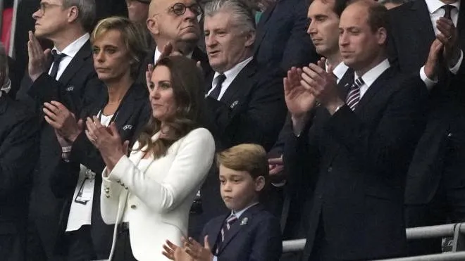 epa09338324 Prince William (R), Kate (L) the Duchess of Cambridge and Prince George (C) in the stands during the UEFA EURO 2020 final between Italy and England in London, Britain, 11 July 2021.  EPA/Frank Augstein / POOL (RESTRICTIONS: For editorial news reporting purposes only. Images must appear as still images and must not emulate match action video footage. Photographs published in online publications shall have an interval of at least 20 seconds between the posting.)