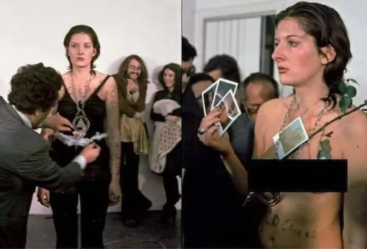 Marina Abramović in Rhythm 0. , una delle sue performance più note (1974)