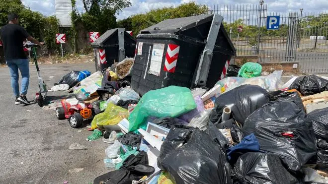 Cumuli di rifiuti nei quartieri Pigneto e Torpignattara, Roma, 15 luglio 2021. ANSA/CLAUDIO PERI