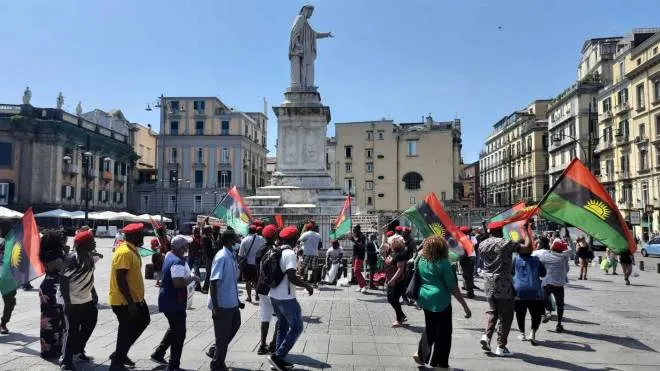(DIRE) Napoli, 20 lug. - Al grido di "Biafra, Biafra", un gruppo di persone ha presidiato a Napoli piazza Dante in occasione di una manifestazione pacifica che si