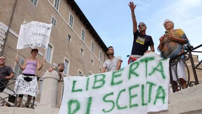Gente in piazza ad Ancona per una delle tante manifestazioni di sabato scorso contro il Green pass