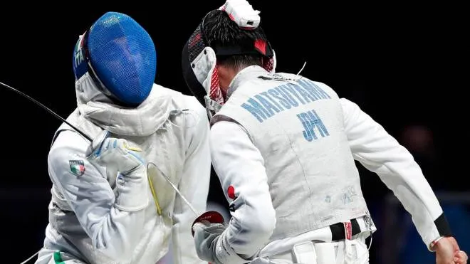 epa09366706 Daniele Garozzo (L) of Italy in action against Kyosuke Matsuyama (R) of Japan in the men's Foil Individual round of 16 during the Fencing events of the Tokyo 2020 Olympic Games at the Makuhari Messe convention centre in Chiba, Japan, 26 July 2021.  EPA/KIYOSHI OTA