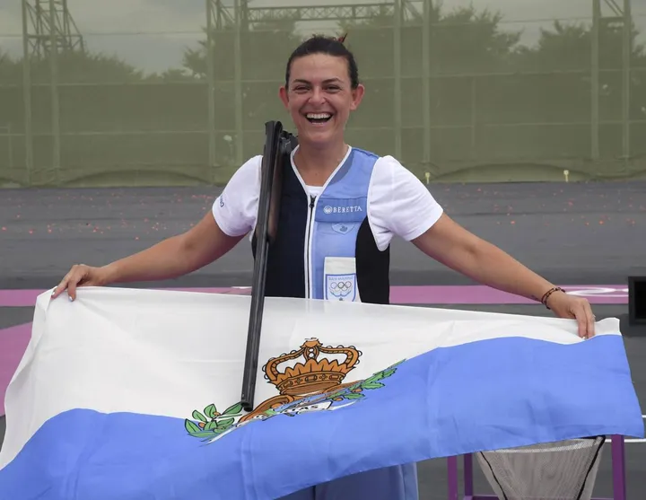 Alessandra Perilli, 33 anni, mostra orgogliosa la bandiera di San Marino: per la prima volta la Repubblica sale su un podio olimpico