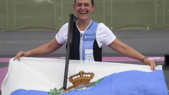 Alessandra Perilli, 33 anni, mostra orgogliosa la bandiera di San Marino: per la prima volta la Repubblica sale su un podio olimpico
