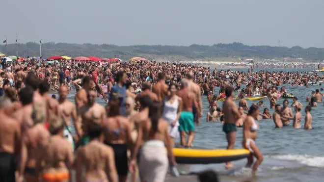 Prima domenica di caldo d'estate con folla e bagnanti a Ostia, 27 giugno 2021.  ANSA/EMANUELE VALERI