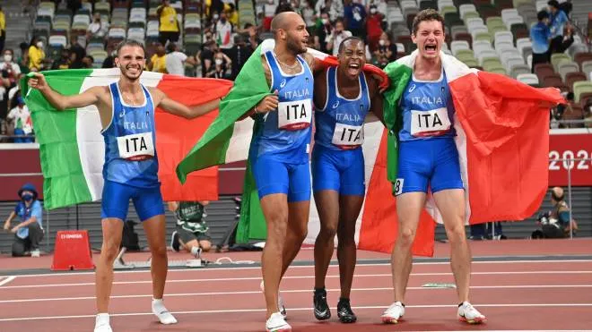 Winners Italia's teammates (from L) Lorenzo Patta, Lamont Marcell Jacobs, Eseosa Desalu and Filippo Tortu celebrate at the end of the men's 4x100m relay final during the Tokyo 2020 Olympic Games at the Olympic Stadium in Tokyo on August 6, 2021. (Photo by Andrej ISAKOVIC / AFP)